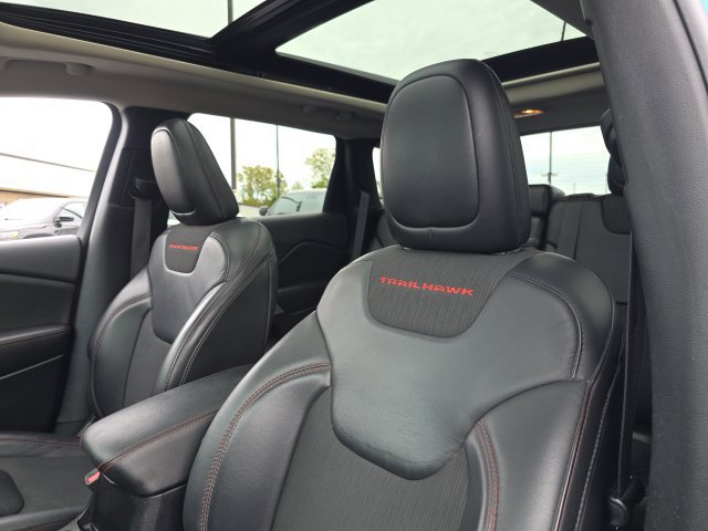 Used 2018 Jeep Cherokee Trailhawk w/ Comfort/Convenience Group AWD/4WD image 12