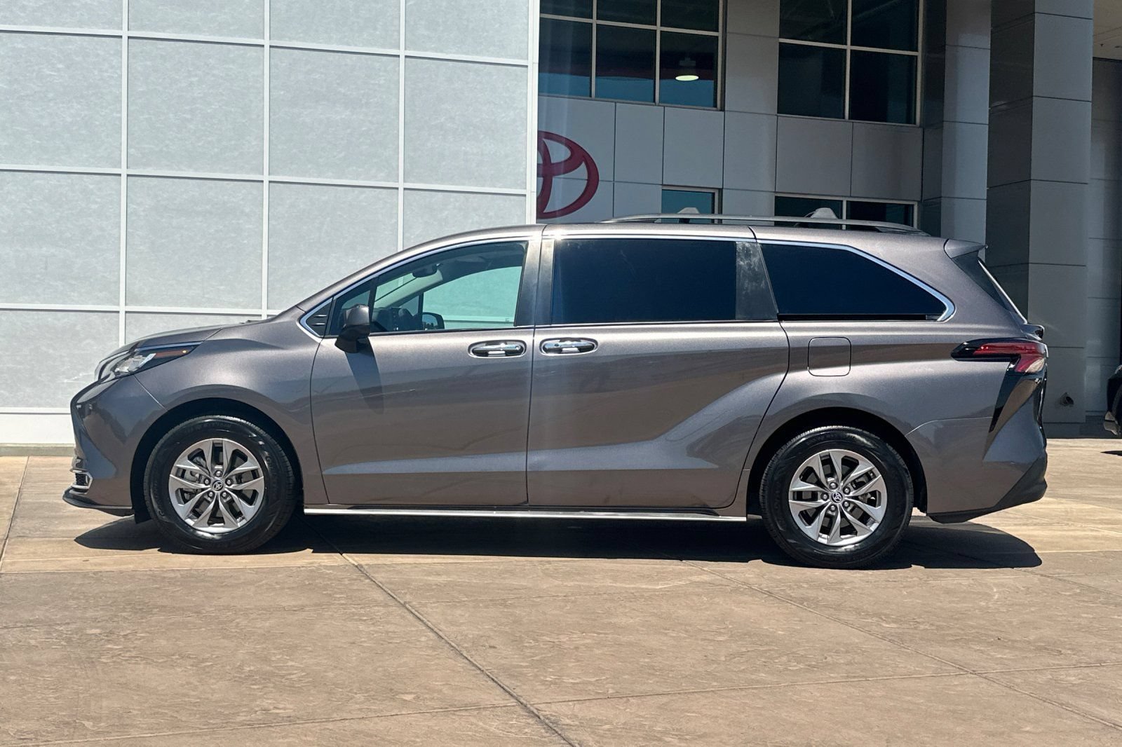 Certified 2022 Toyota Sienna XLE w/ XLE Plus Package FWD image 8
