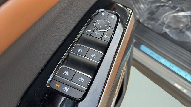 Used 2025 Nissan Pathfinder Platinum AWD/4WD image 11