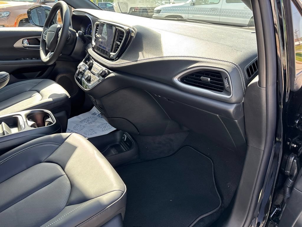 New 2027 Chrysler Pacifica Select FWD image 26