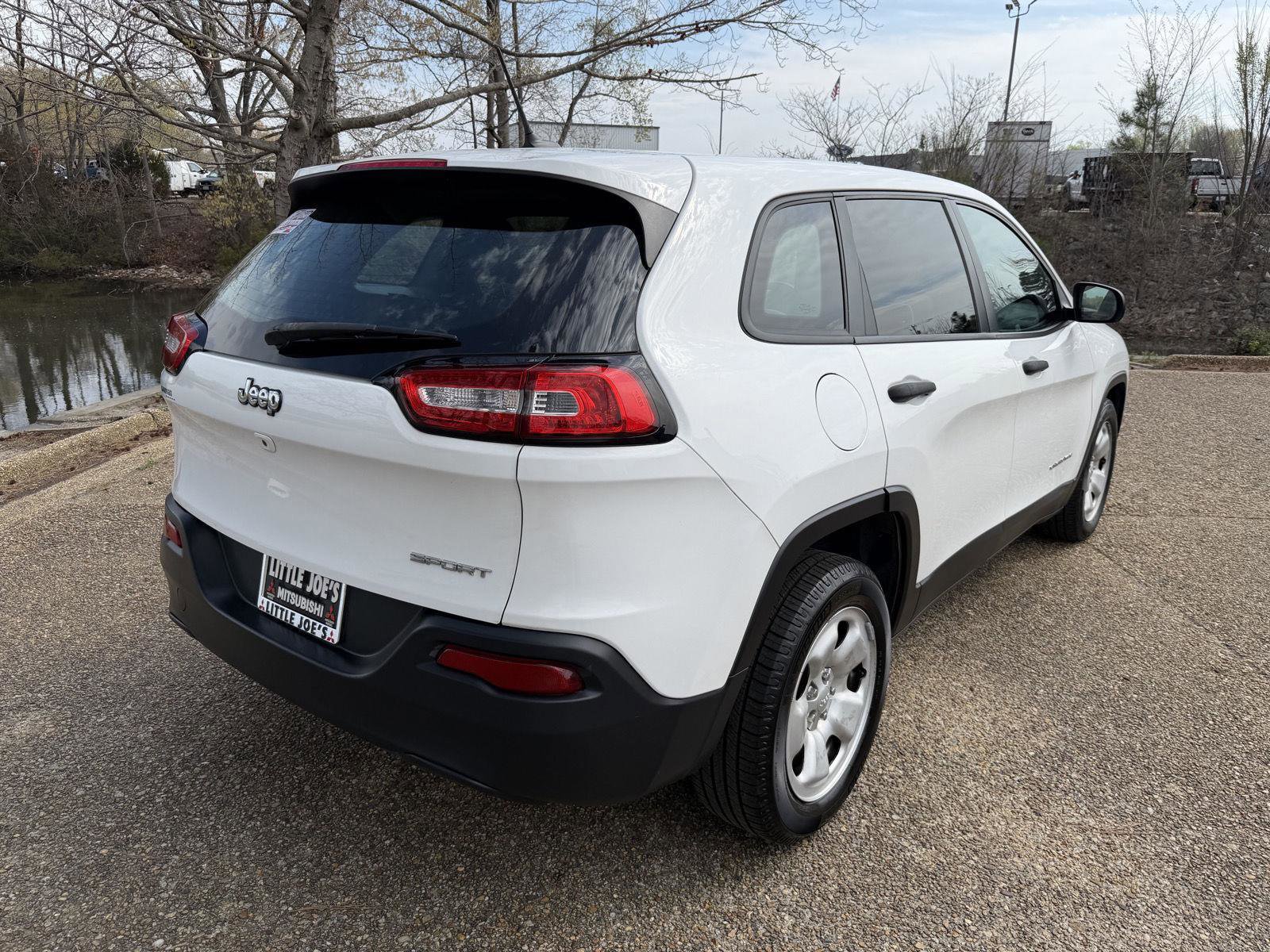 Used 2016 Jeep Cherokee Sport image 3