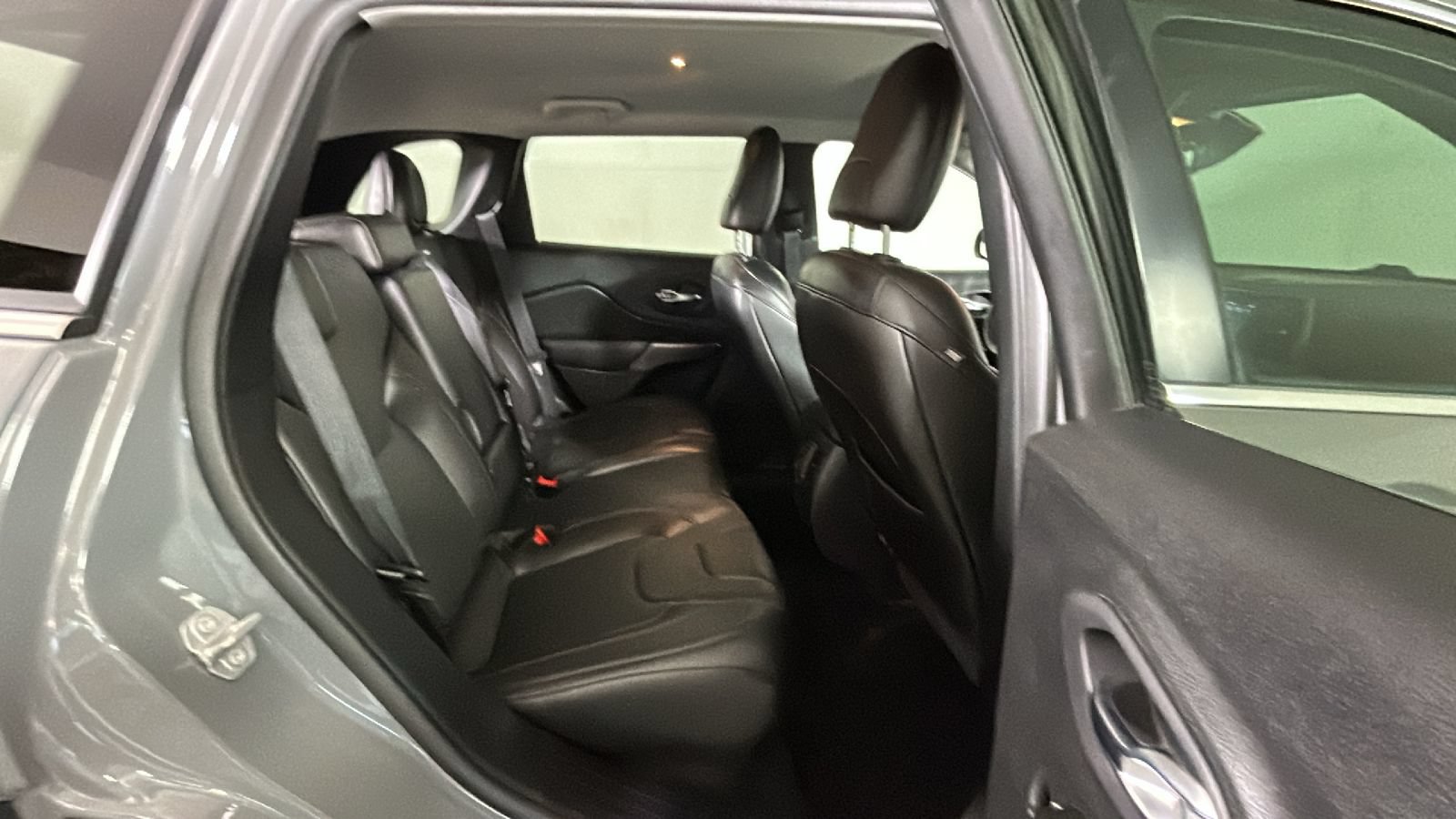 Used 2020 Jeep Cherokee Limited AWD/4WD image 34