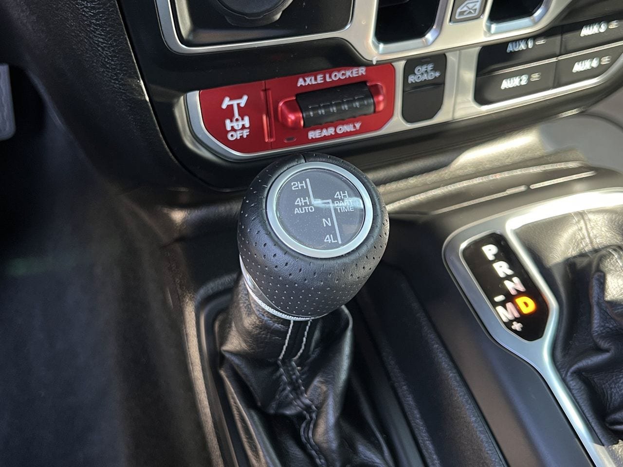 Used 2025 Jeep Gladiator Mojave AWD/4WD image 19
