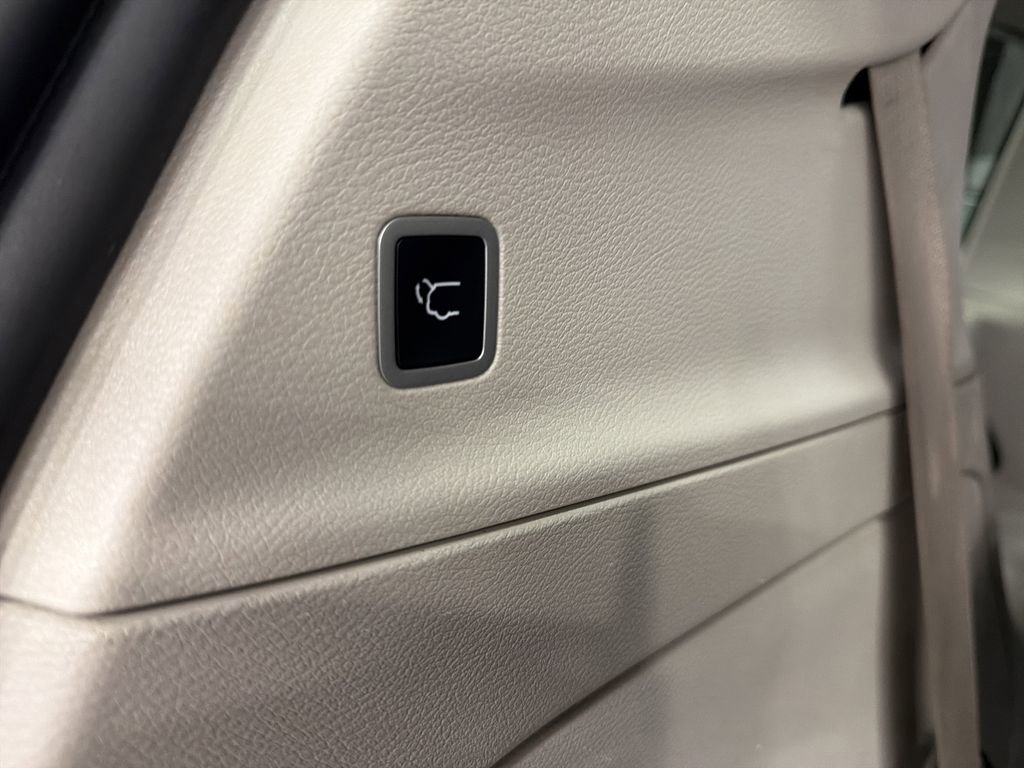 Used 2020 Chrysler Pacifica Touring-L image 19