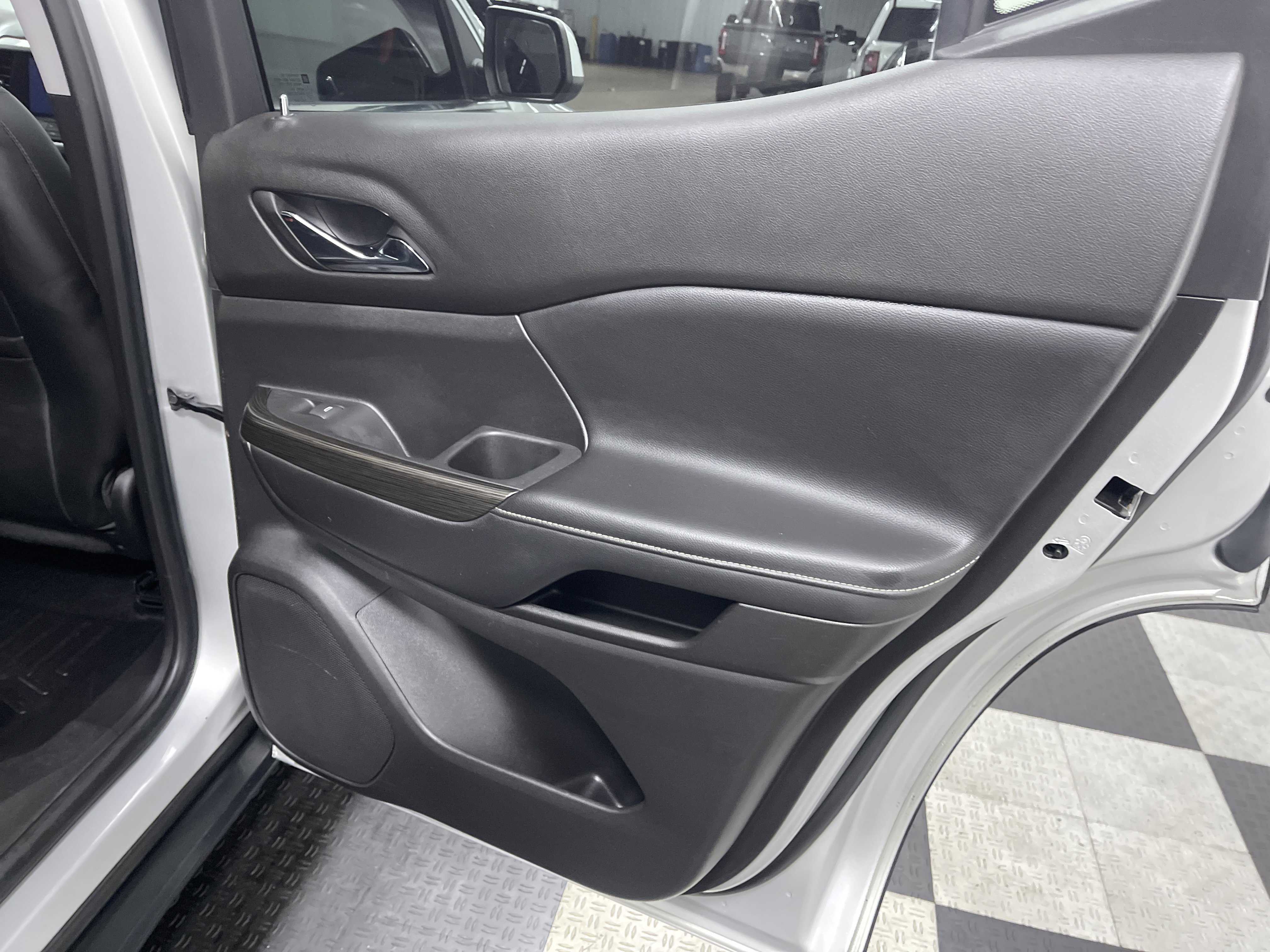 Used 2019 GMC Acadia SLT AWD/4WD image 19