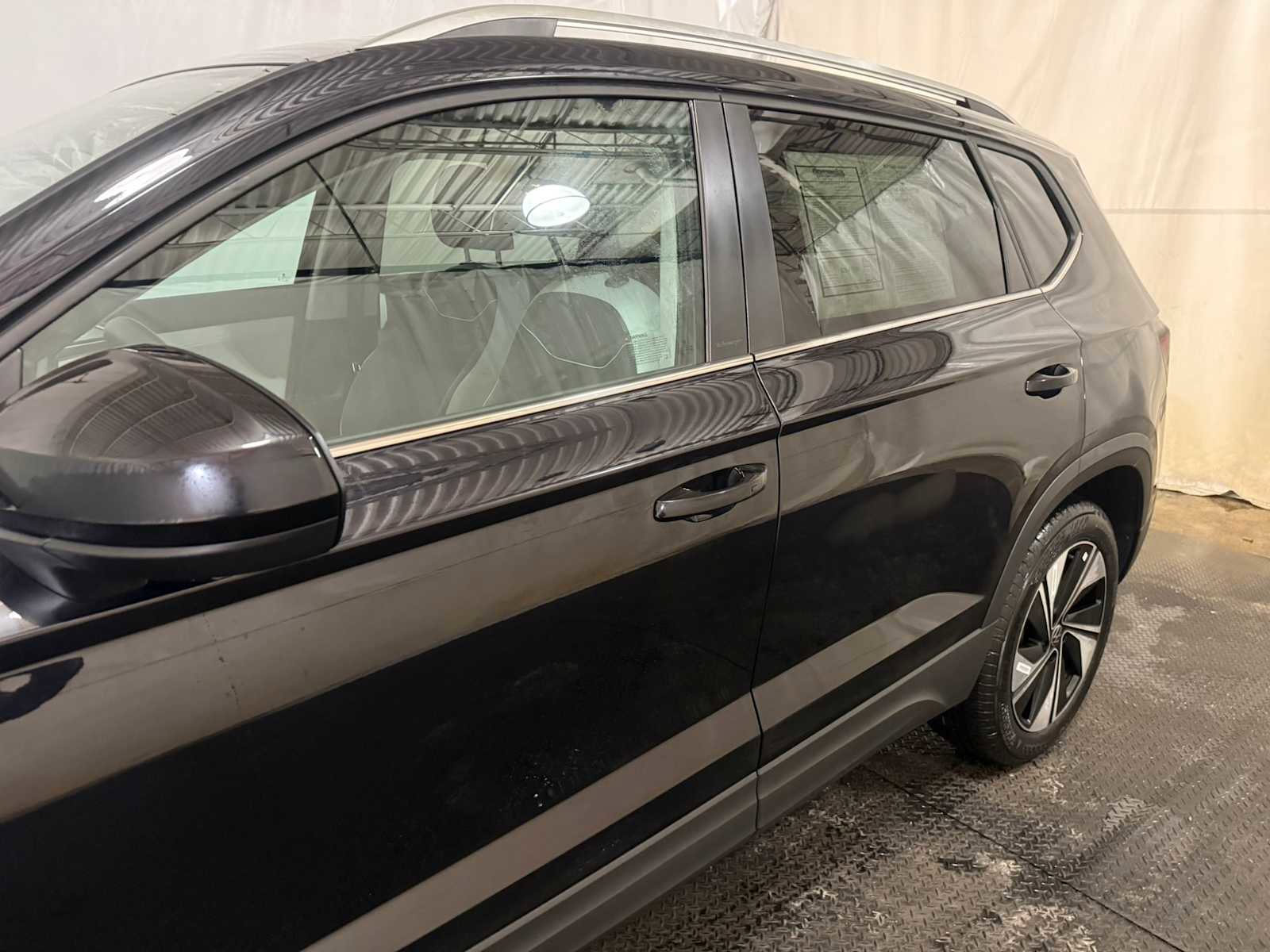 Certified 2025 Volkswagen Taos SE w/ Panoramic Sunroof Package image 7