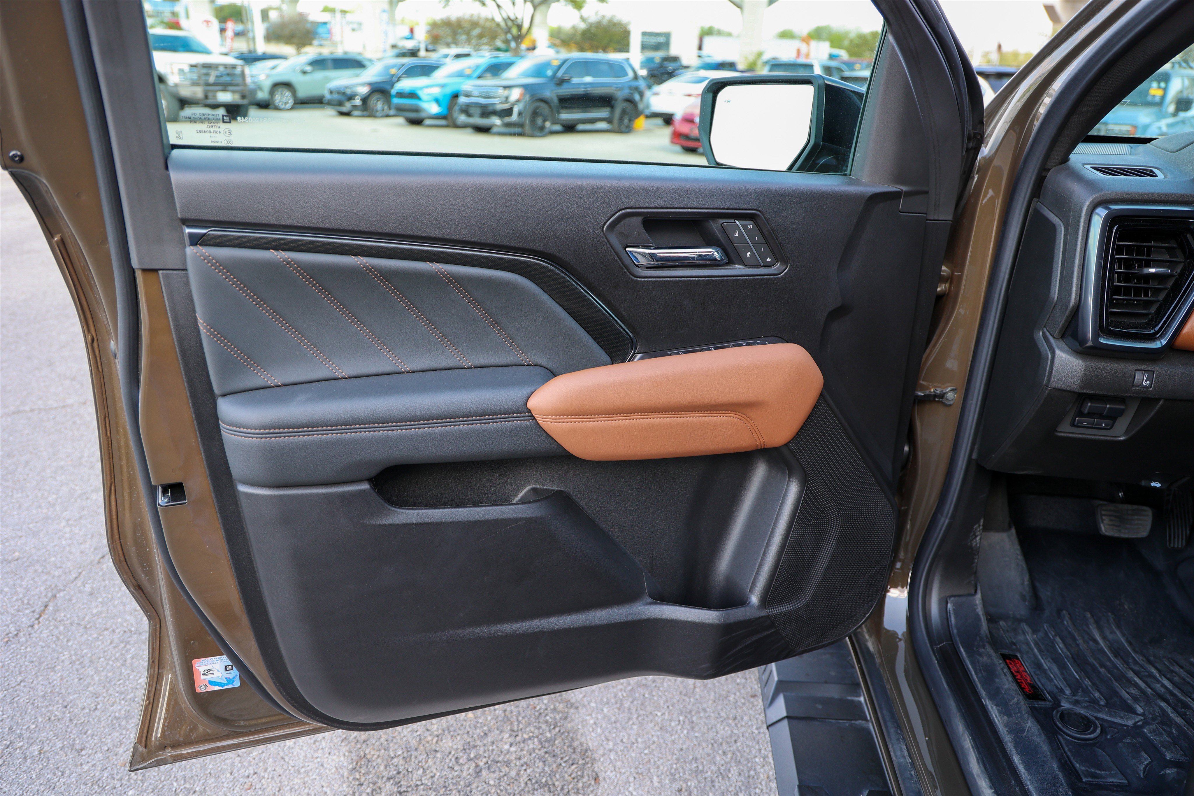 Used 2025 GMC Canyon AT4 w/ AT4 Premium Package image 33