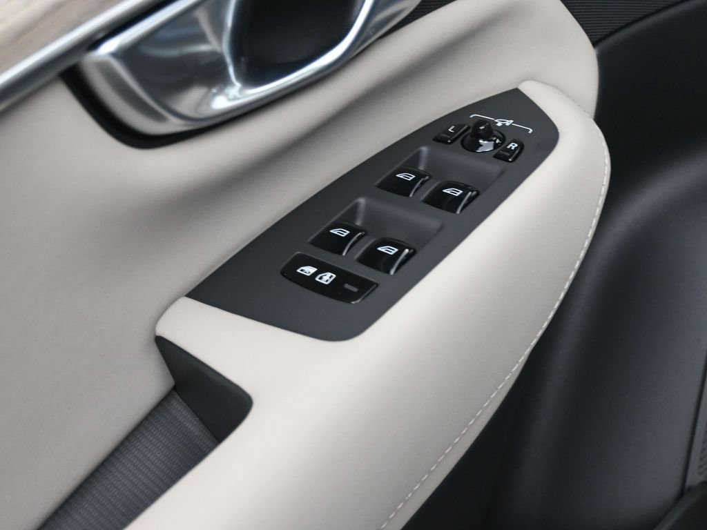 New 2026 Volvo XC90 B6 Plus w/ Protection Package Premier image 11