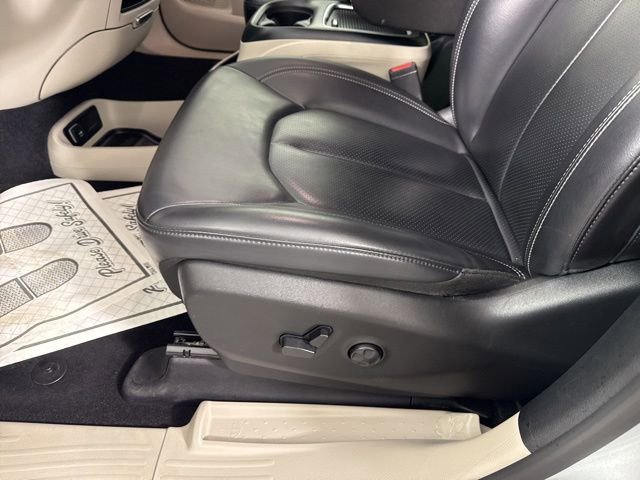 Used 2023 Chrysler Pacifica Touring-L image 33