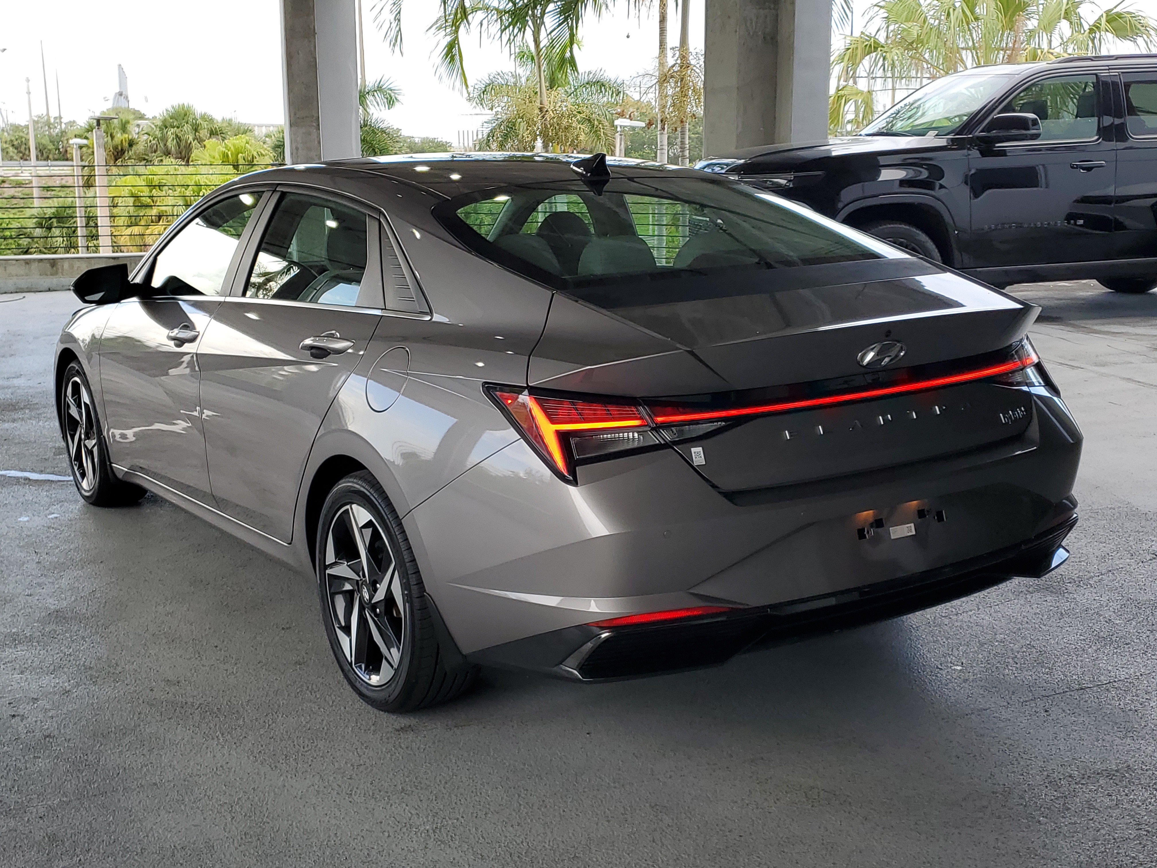 Used 2022 Hyundai Elantra Limited FWD image 3