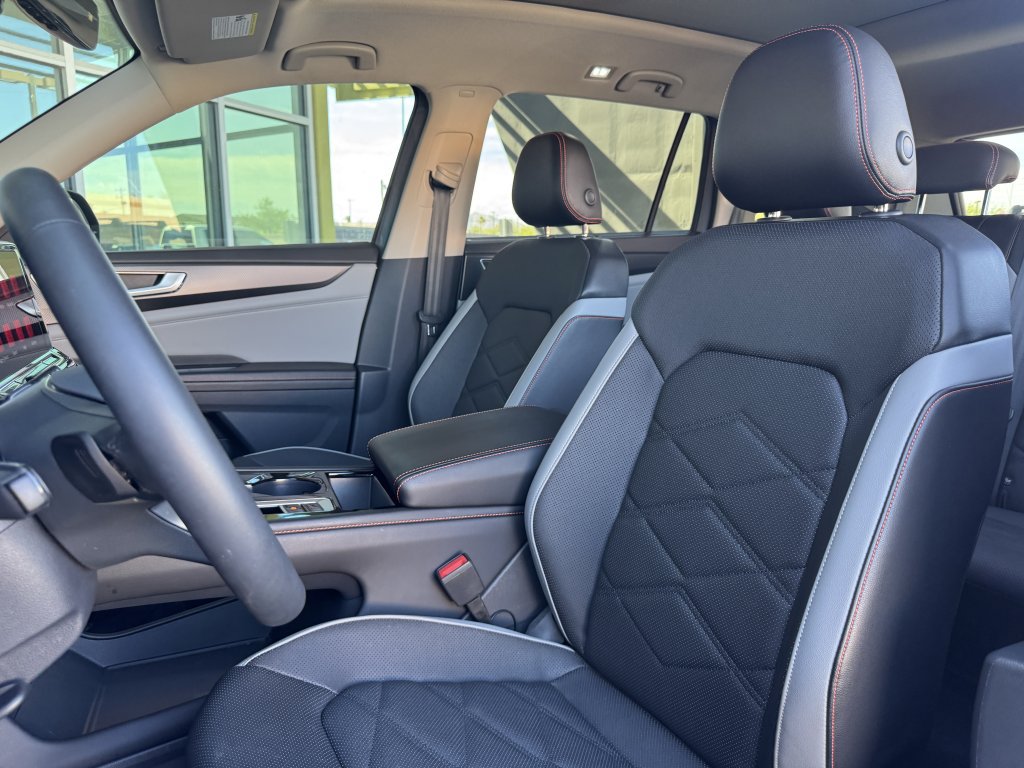 Used 2024 Volkswagen Atlas Peak Edition SE AWD/4WD image 33