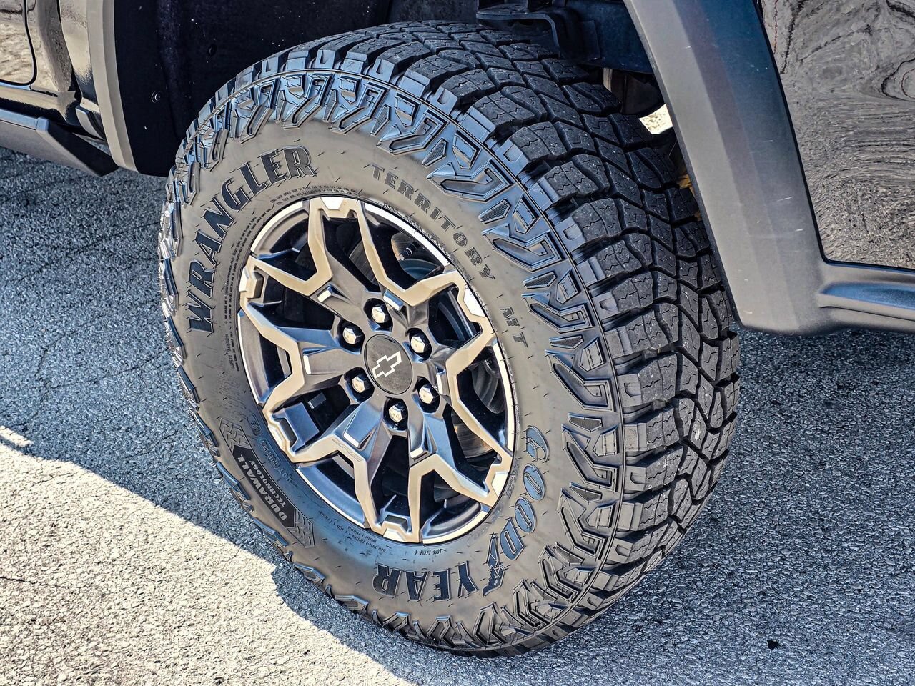 Used 2025 Chevrolet Colorado ZR2 w/ Technology Package AWD/4WD image 11