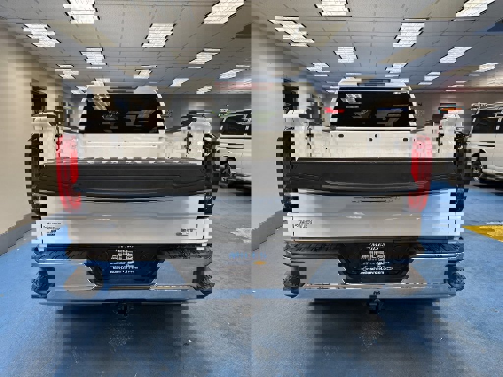 Certified 2025 GMC Sierra 1500 SLT image 8