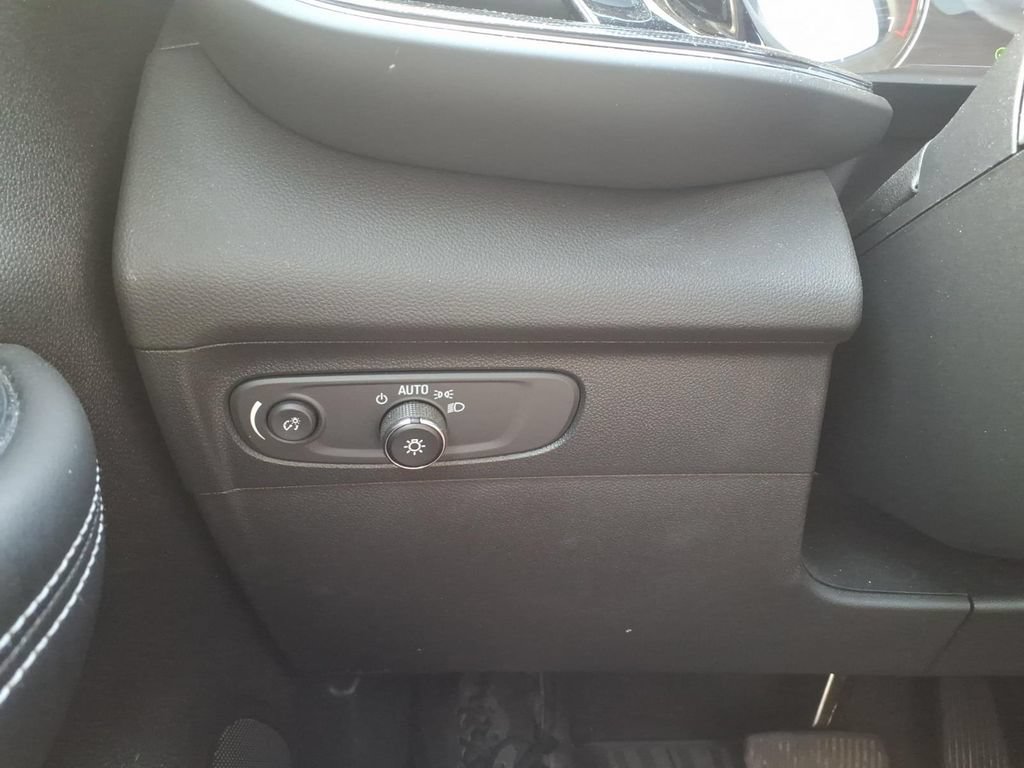 Used 2023 Buick Envision Essence AWD/4WD image 13