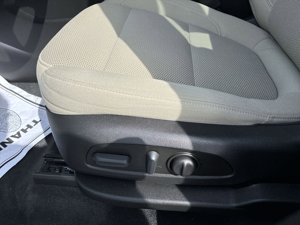 Used 2023 Chevrolet Traverse LT FWD image 12