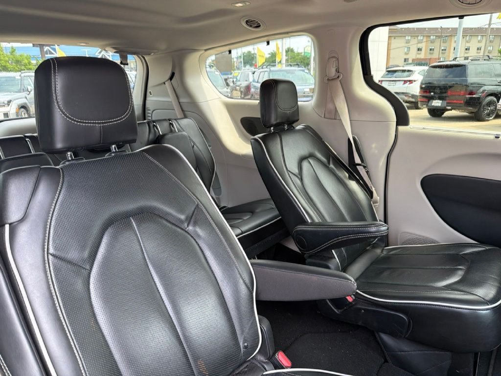 Used 2024 Chrysler Pacifica Limited FWD image 14