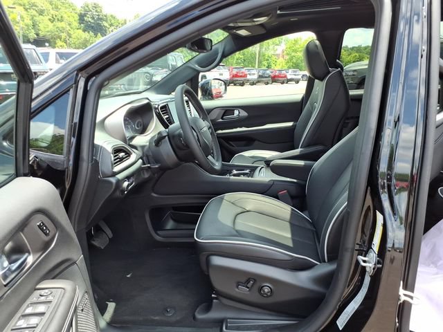 New 2027 Chrysler Pacifica Limited FWD image 6