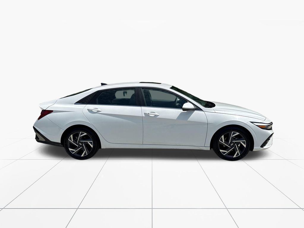 Used 2025 Hyundai Elantra SEL FWD image 9