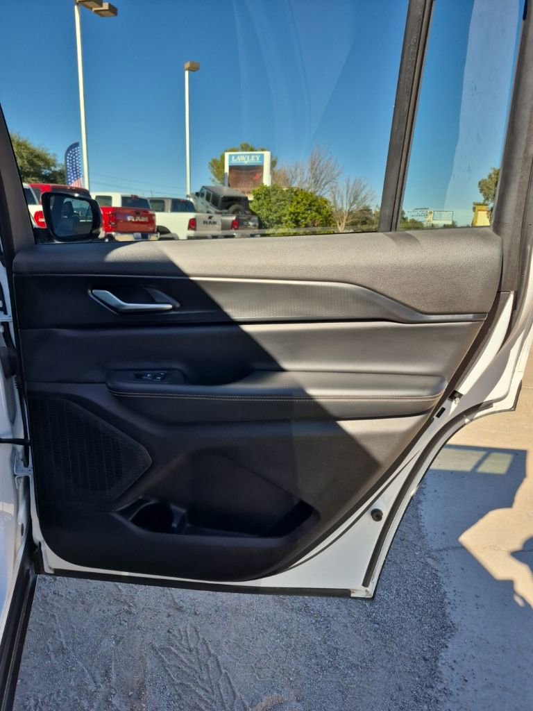 Used 2023 Jeep Grand Cherokee L Laredo AWD/4WD image 19