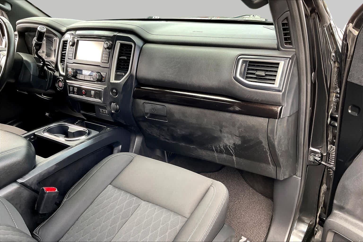 Used 2019 Nissan Titan SV w/ SV Convenience Package RWD image 17