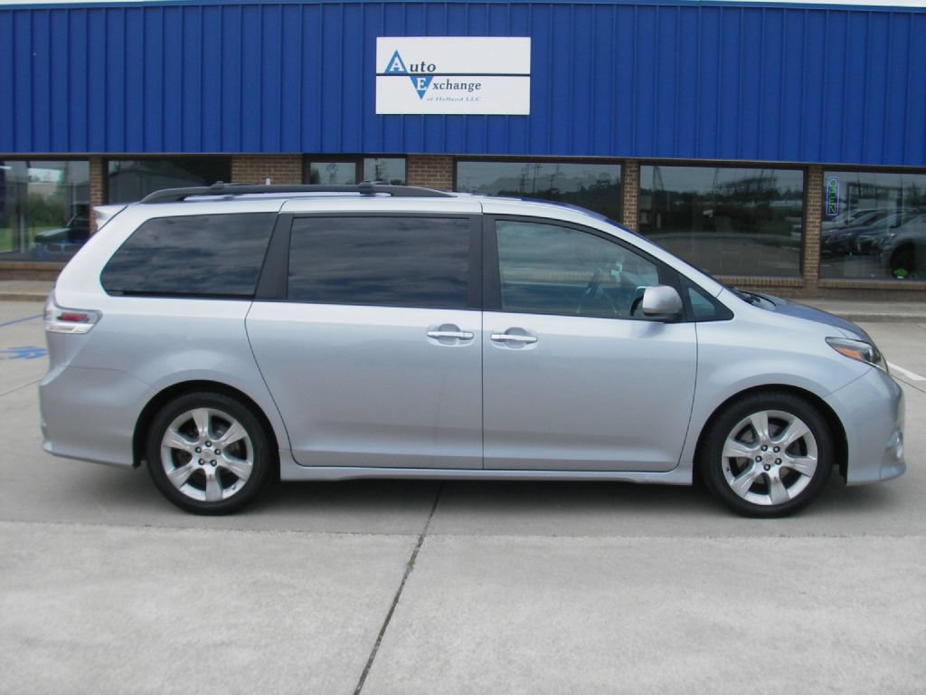 Used 2015 Toyota Sienna SE FWD image 4