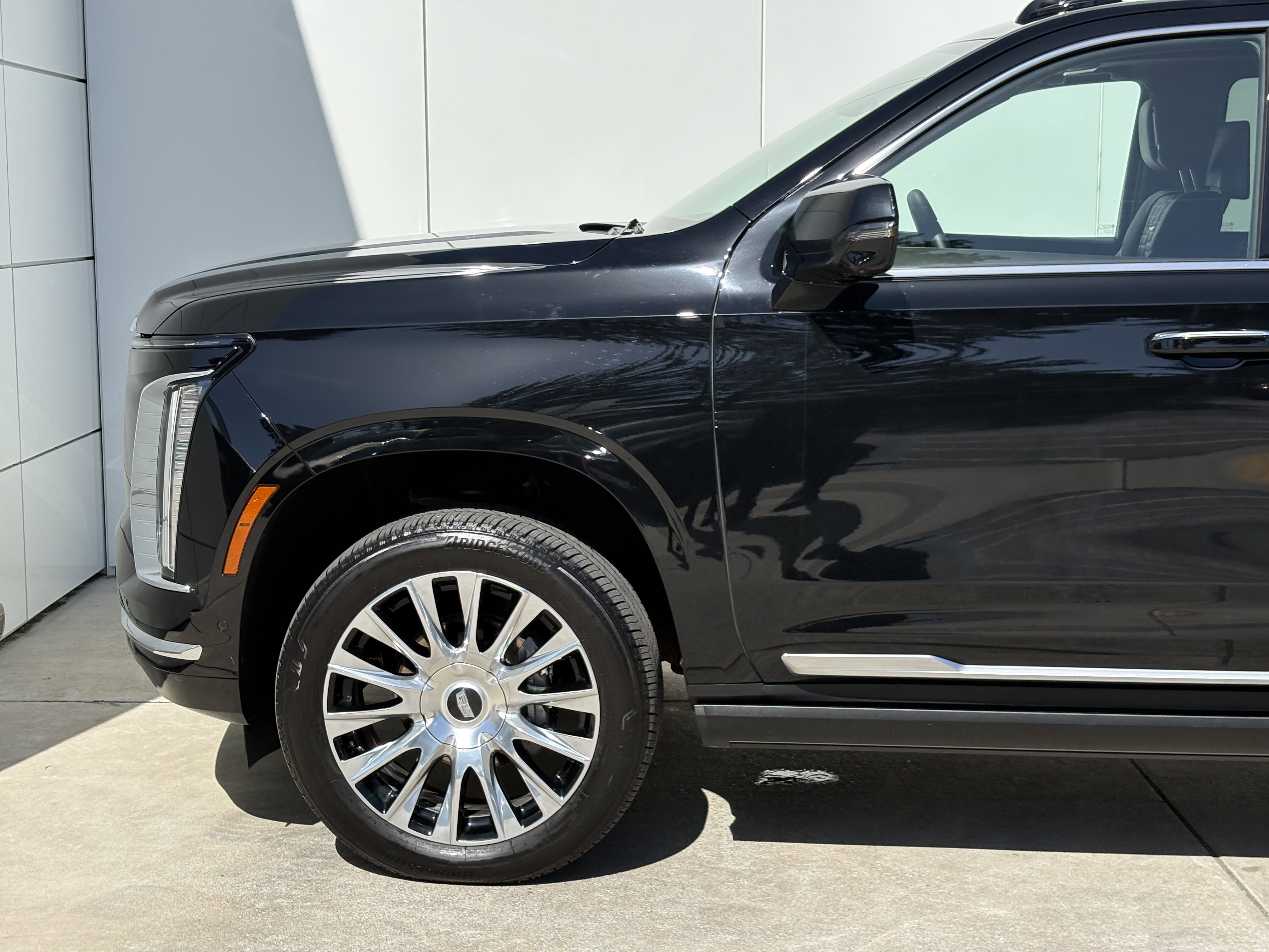 Used 2025 Cadillac Escalade ESV Premium Luxury Platinum AWD/4WD image 5