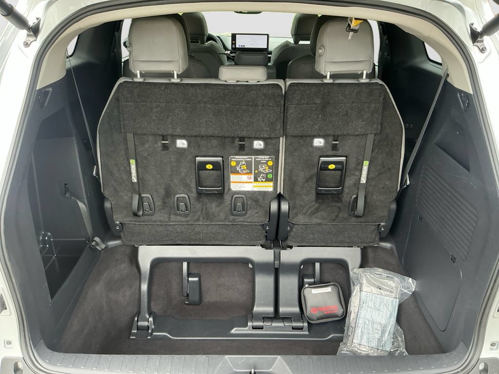 Used 2025 Toyota Sienna XLE FWD image 17