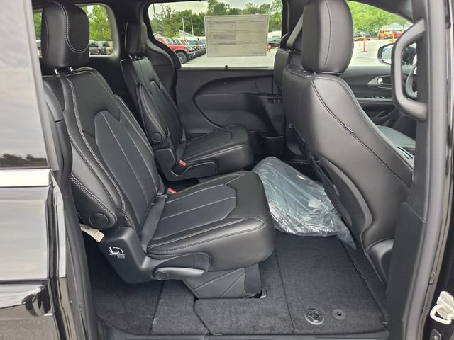 New 2027 Chrysler Pacifica Select FWD image 11