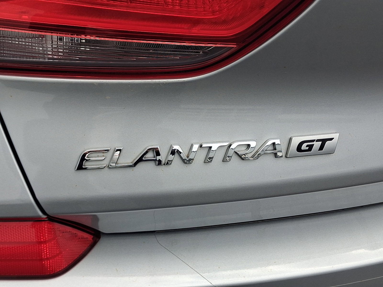 Used 2020 Hyundai Elantra GT FWD image 23