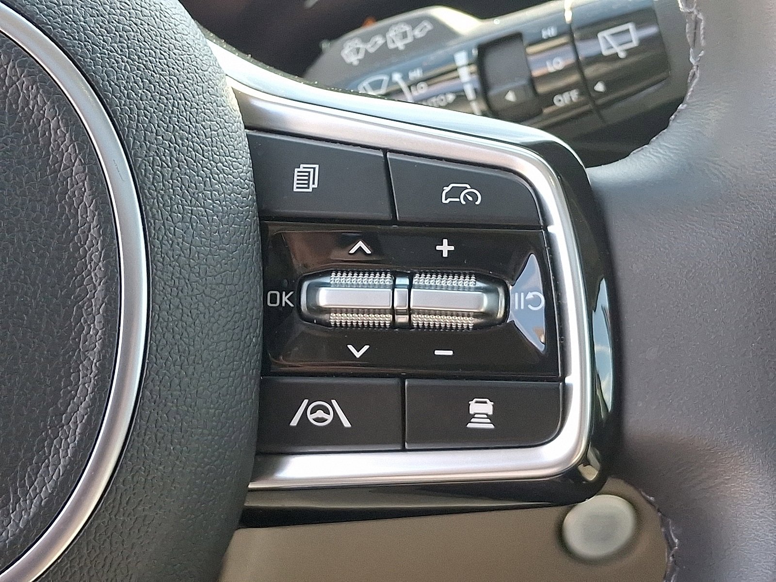 Used 2025 Kia Carnival SX image 23