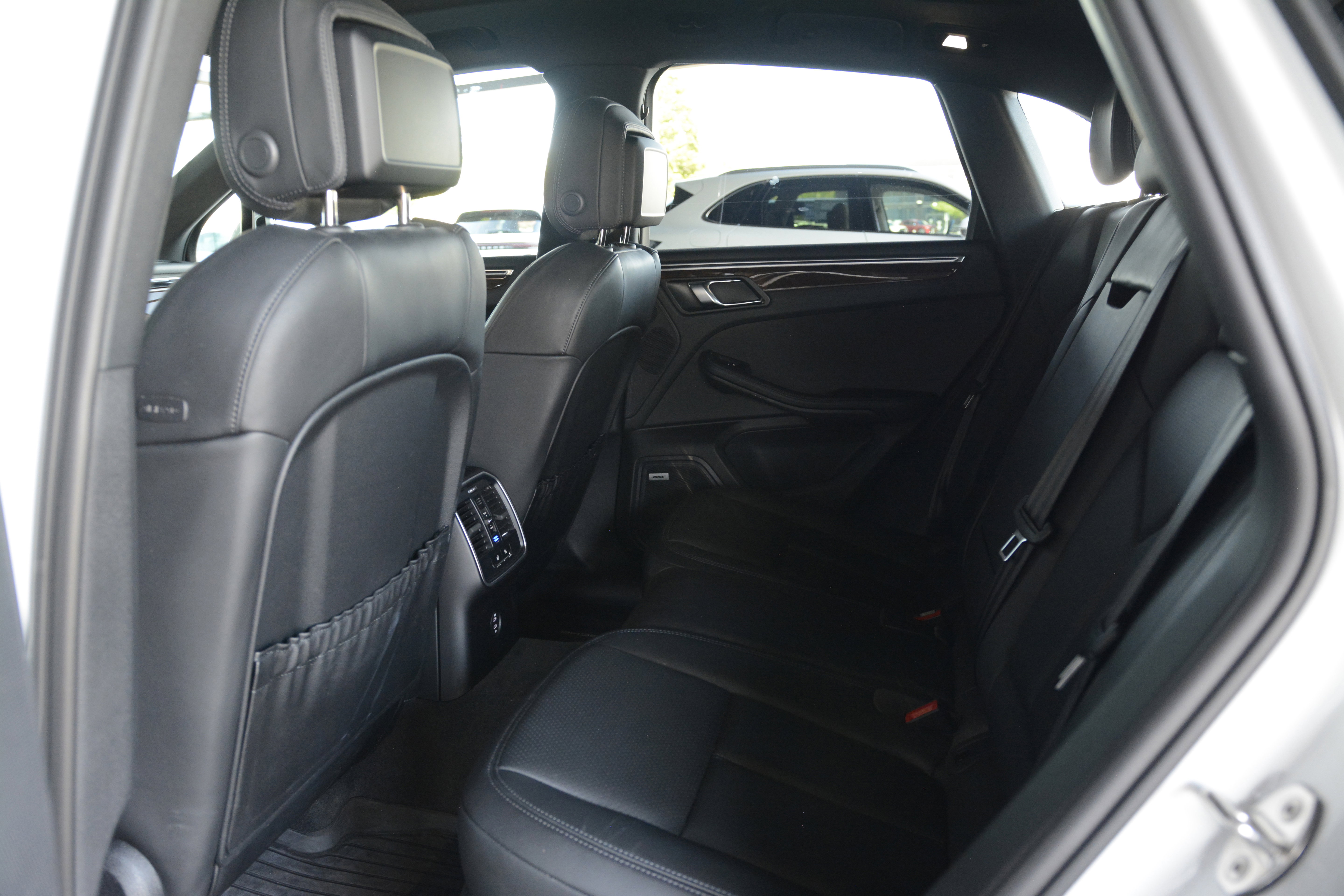 Certified 2022 Porsche Macan S AWD/4WD image 31