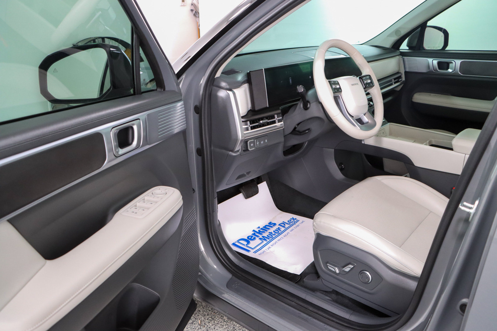 Used 2025 Hyundai Santa Fe SEL FWD image 3
