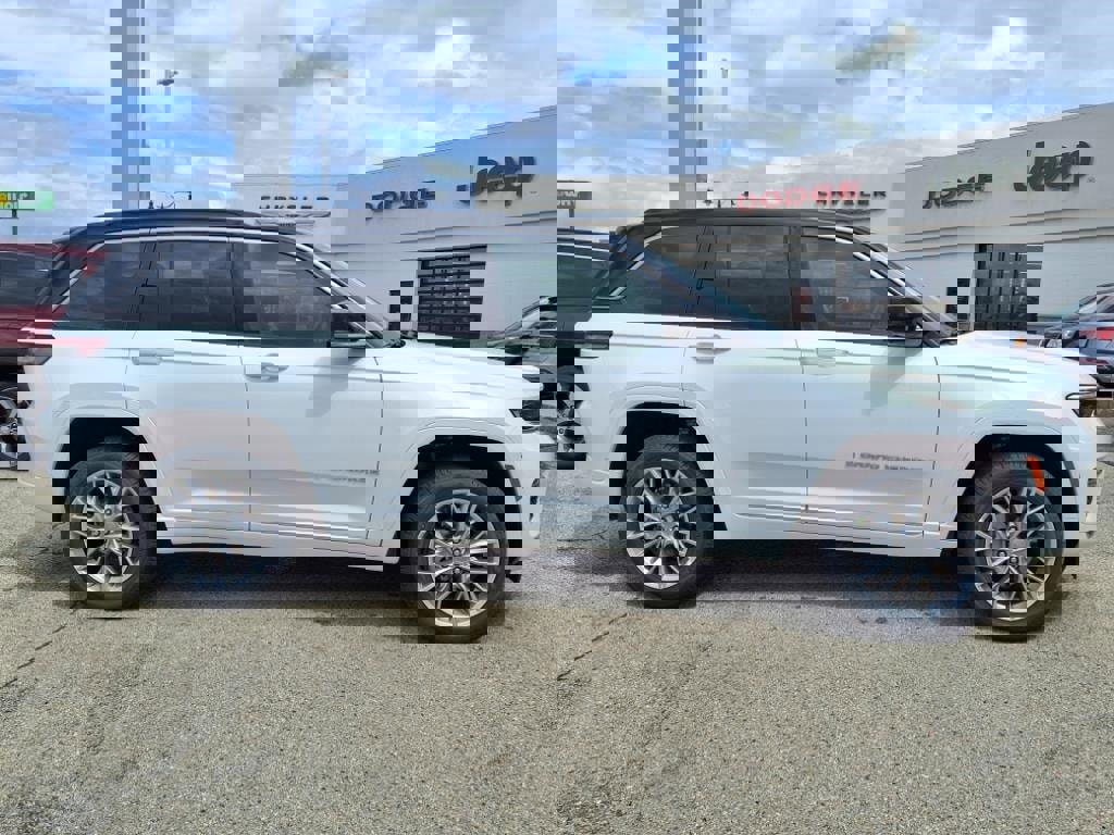 New 2025 Jeep Grand Cherokee Summit w/ Adv Protech Group IV image 2