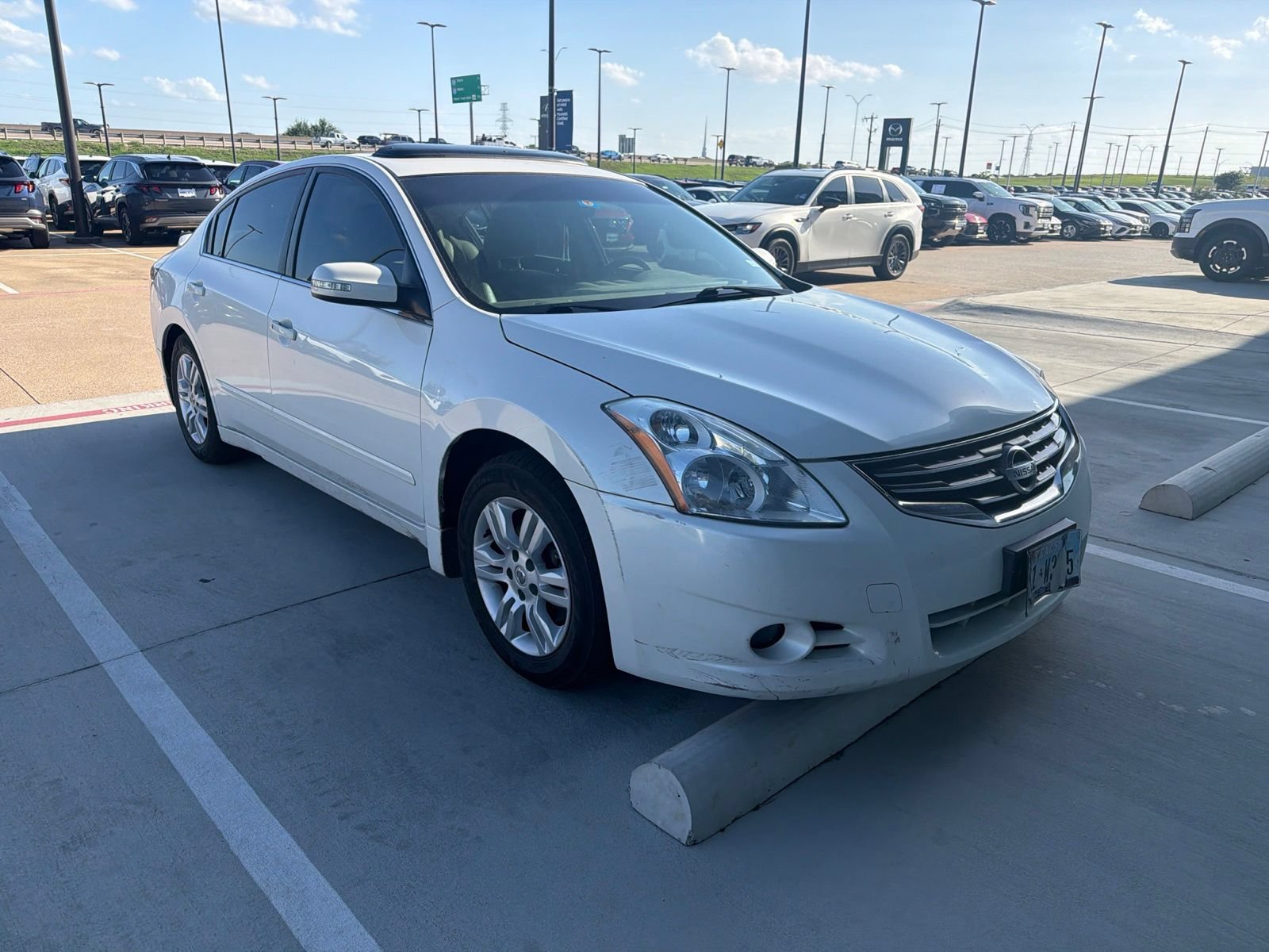 Used 2011 Nissan Altima 2.5 SL w/ Technology Pkg FWD image 3