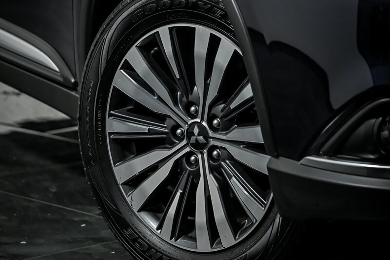 Used 2020 Mitsubishi Outlander SE FWD image 3