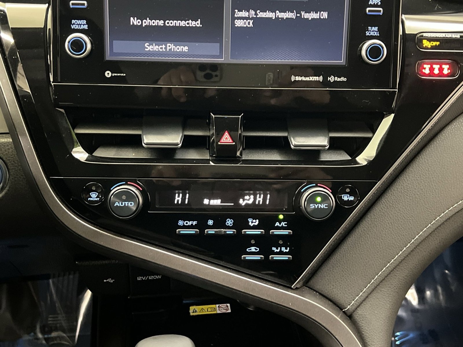 Used 2022 Toyota Camry XSE image 19