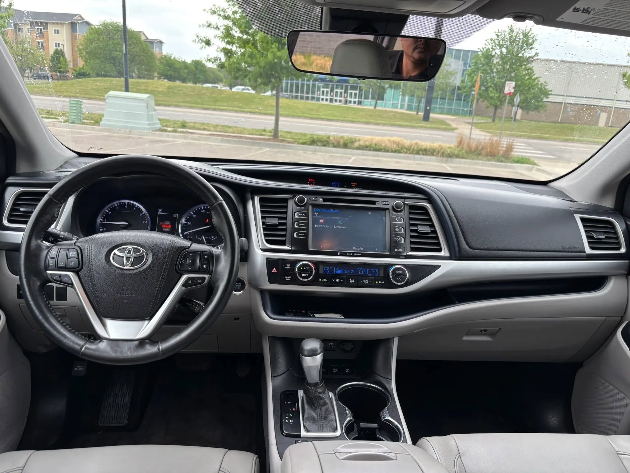 Used 2017 Toyota Highlander XLE AWD/4WD image 9