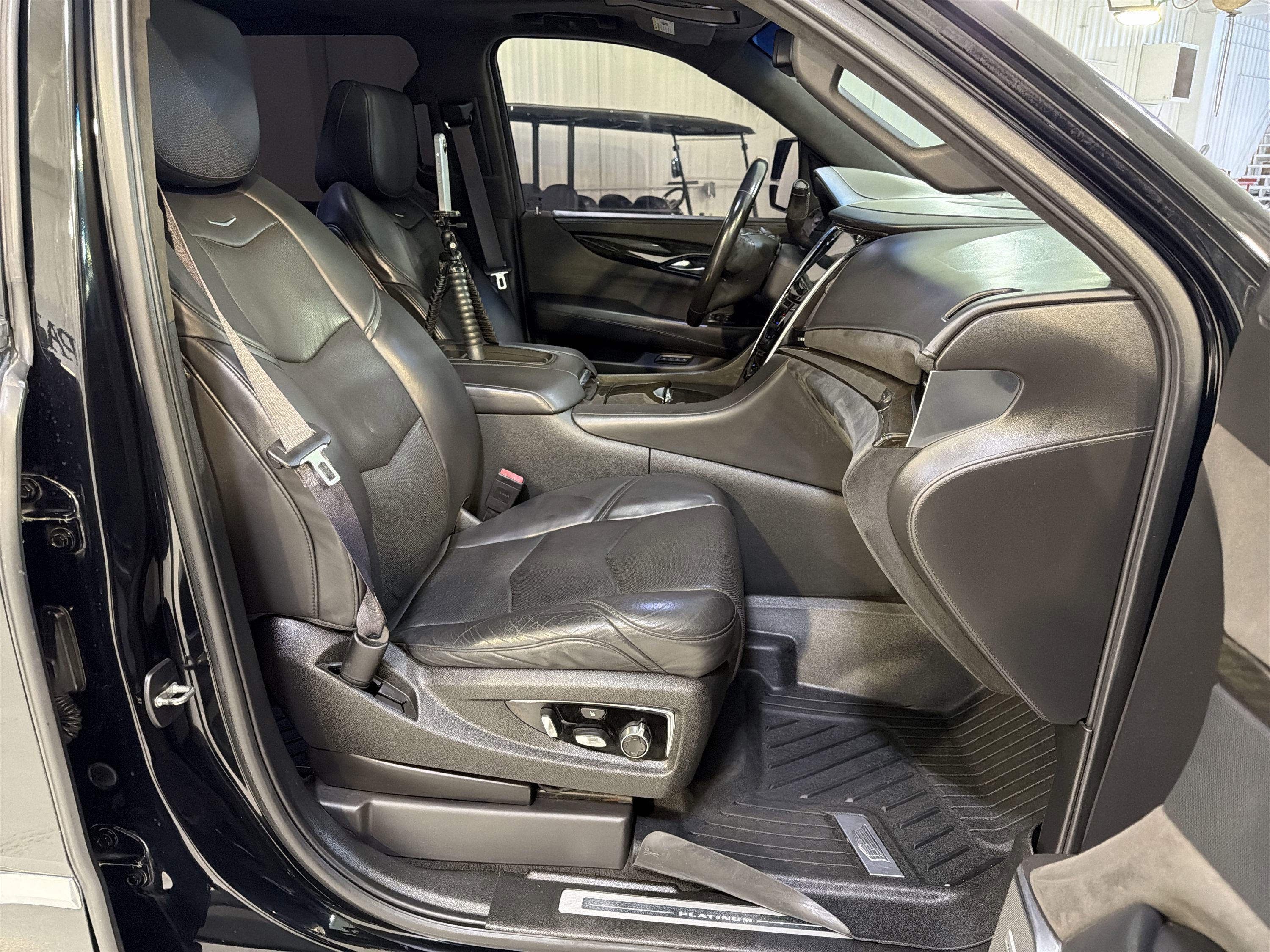Used 2017 Cadillac Escalade ESV Platinum RWD image 29