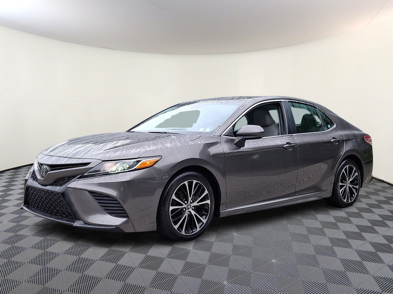Used 2019 Toyota Camry SE FWD image 3