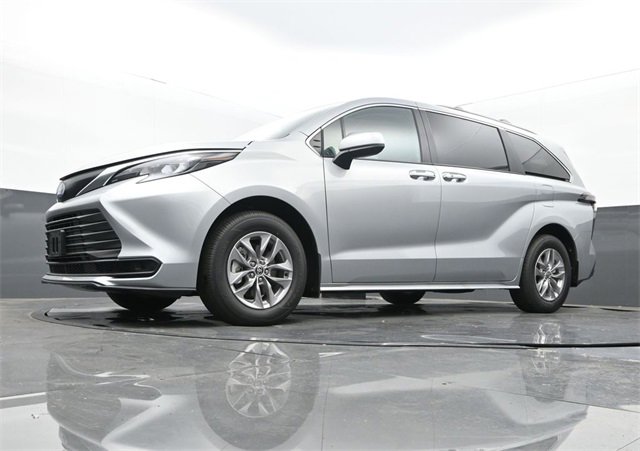 Used 2025 Toyota Sienna LE image 12