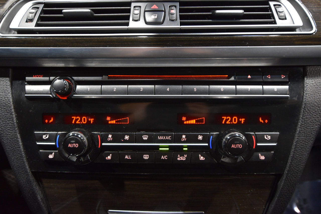 Used 2013 BMW 750i xDrive image 31