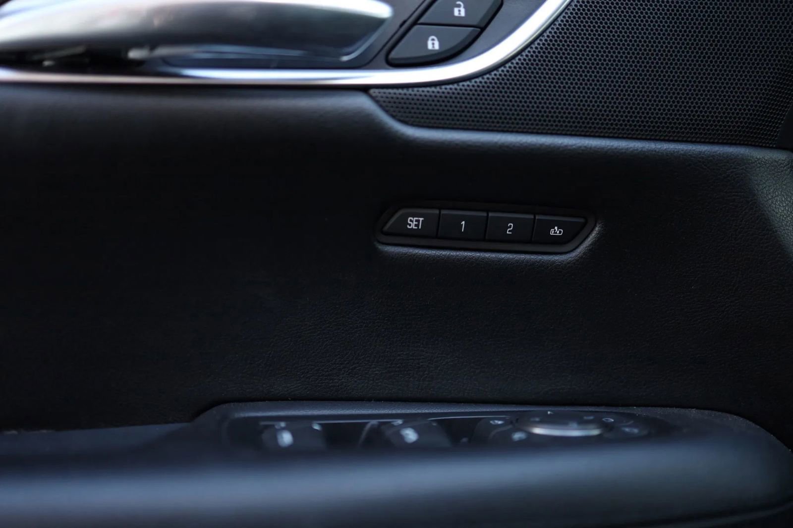 Used 2017 Cadillac XT5 Luxury w/ Driver Awareness Package AWD/4WD image 12