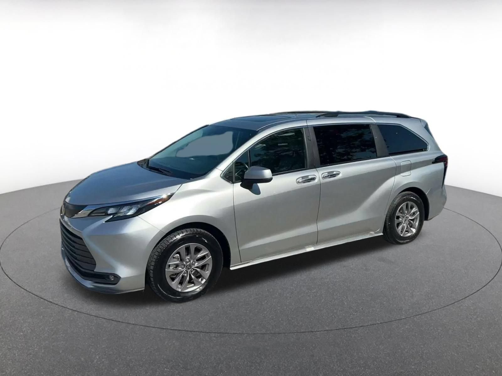 Used 2025 Toyota Sienna XLE FWD image 7