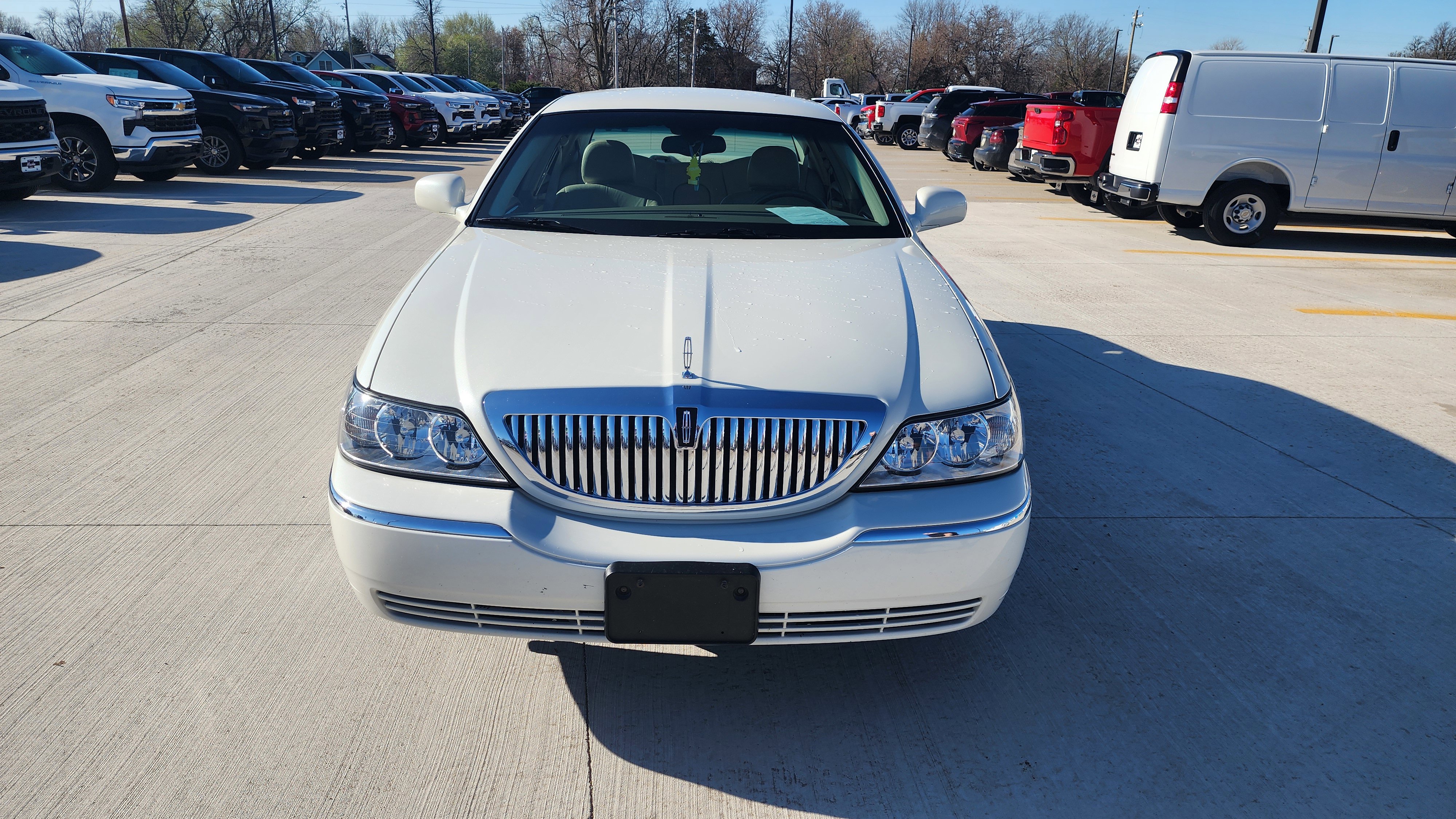 Used 2005 Lincoln Town Car Signature image 2