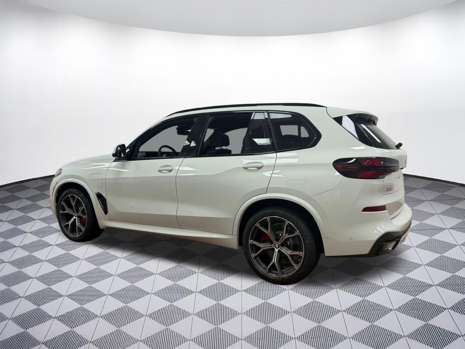 New 2026 BMW X5 xDrive50e image 3
