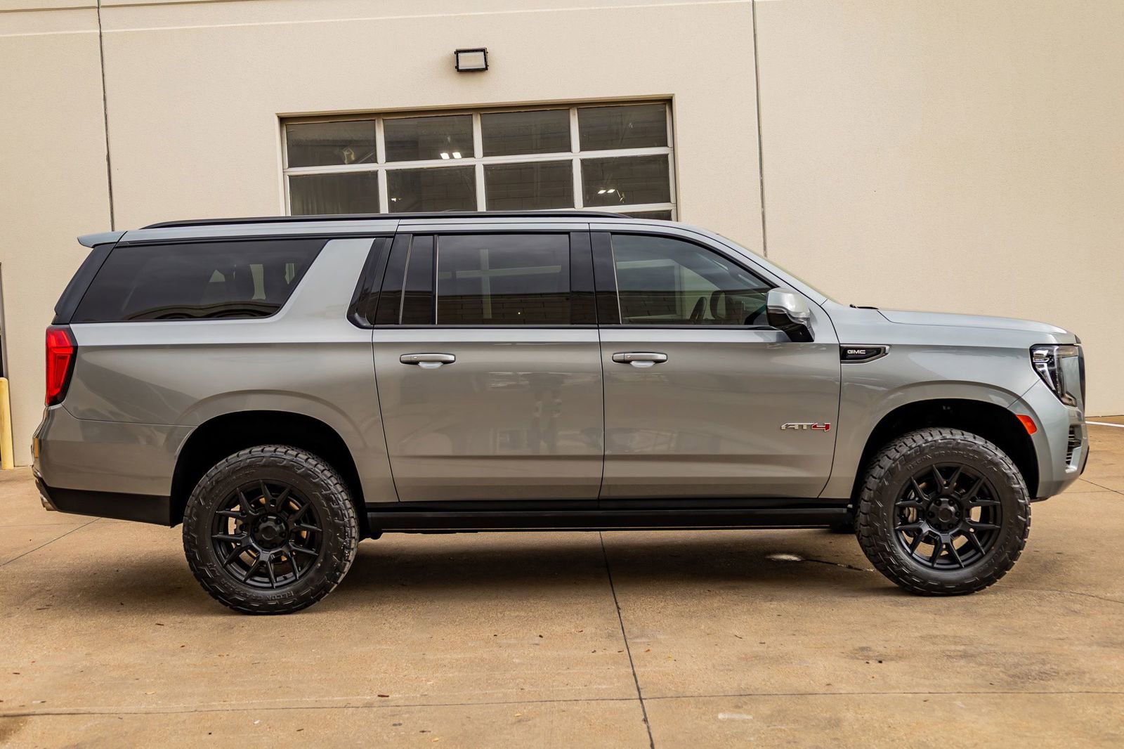 Used 2023 GMC Yukon XL AT4 image 11