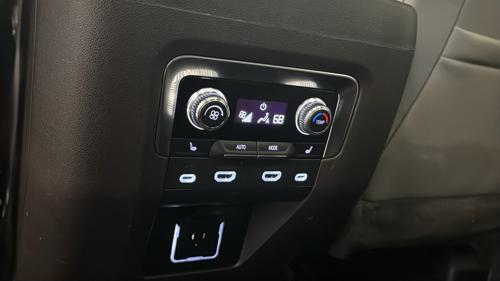 Used 2021 GMC Yukon SLT w/ SLT Luxury Plus Package AWD/4WD image 30