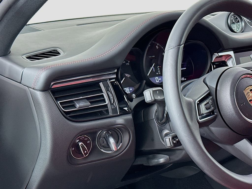 Used 2025 Porsche Macan image 11