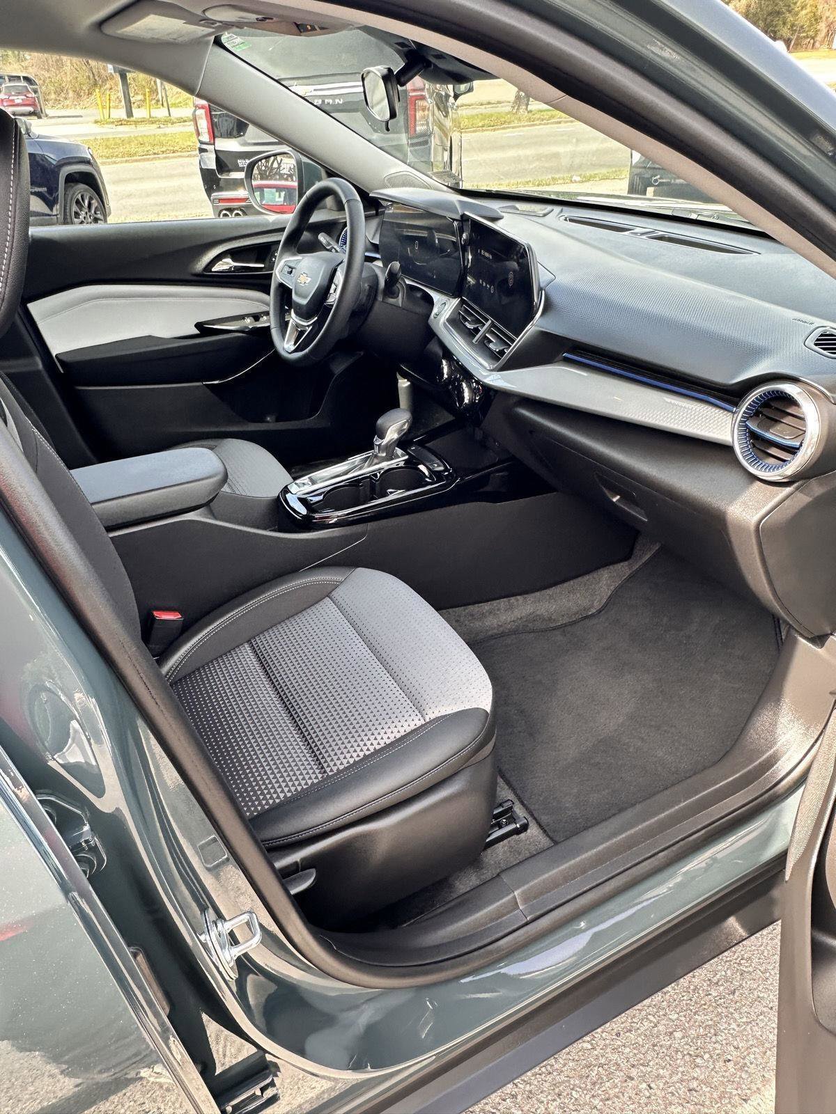 Used 2025 Chevrolet Trax LT w/ LT Convenience Package image 10