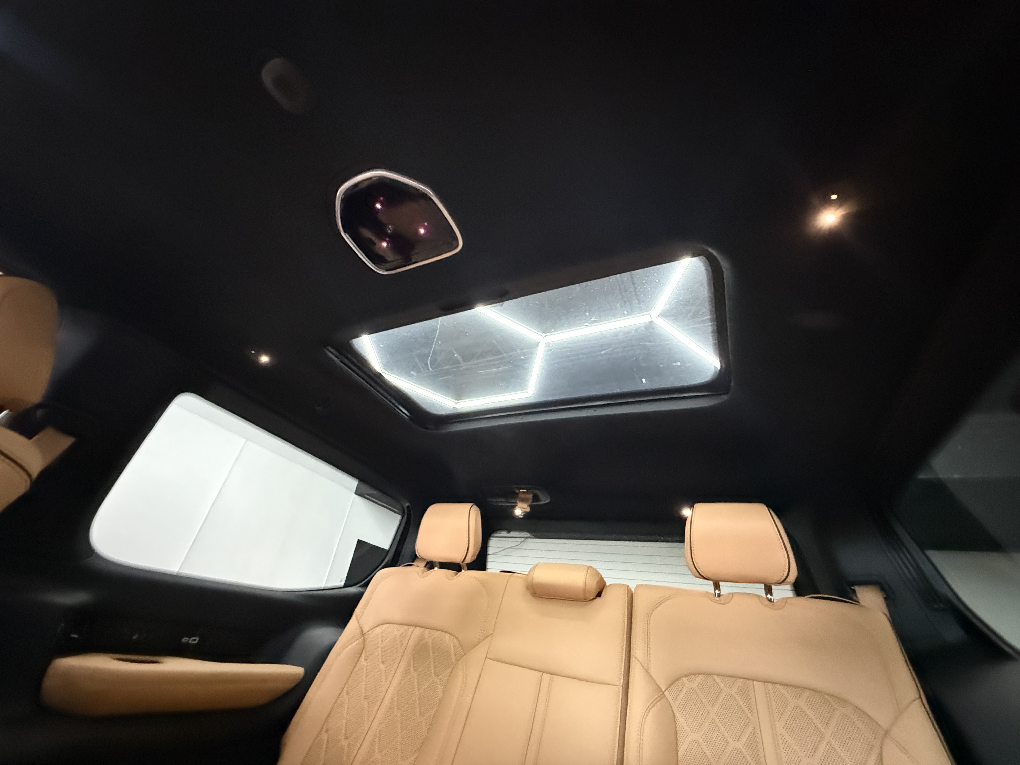 Used 2024 Jeep Grand Wagoneer Series III w/ Rear-Seat Entertainment Group AWD/4WD image 32